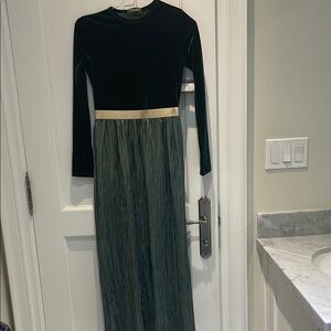 BNWT Cindy Couture Elegant Black and Green Long Sleeve Gown 👵MT